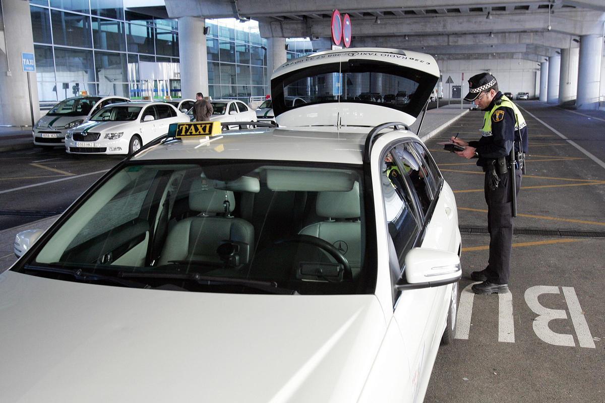 Inspección de un taxi en el aeropuerto, en una imagen de archivo