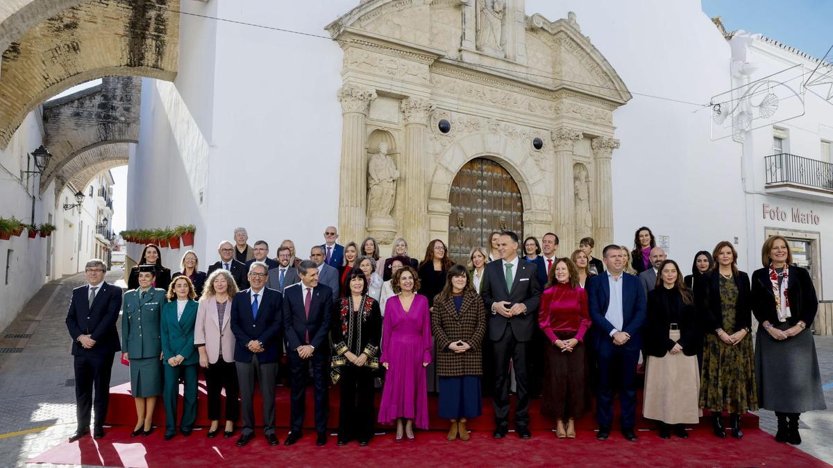 La vicepresidenta primera del Gobierno, María Jesús Montero, posa junto a los premiados.