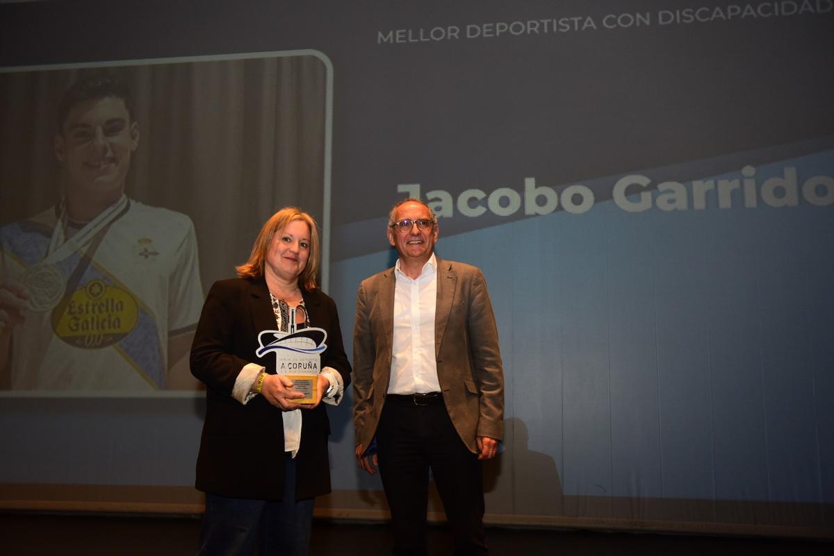 Gemma Brun, madre de Jacobo Garrido, con Juan Carlos da Silva, director general de Prensa Ibérica en Galicia