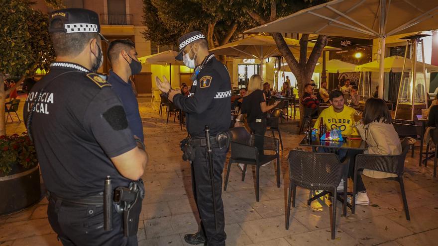 Control policial en Elche para garantizar que se cumplen las medidas antcovid.