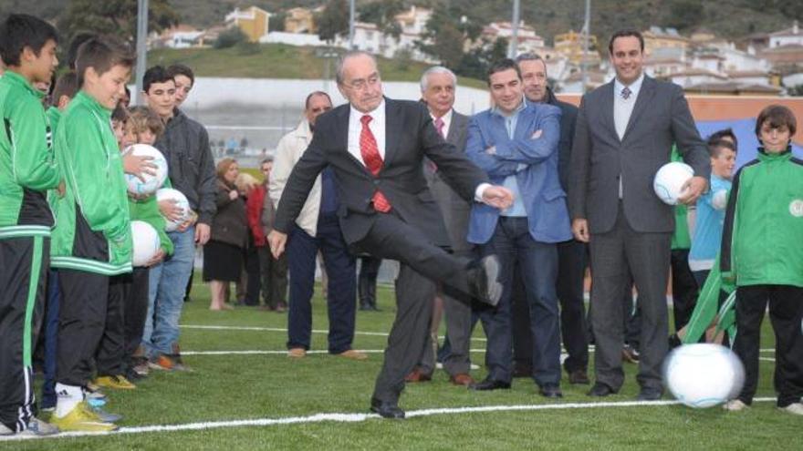 El alcalde demuestra sus habilidades futbolísticas.