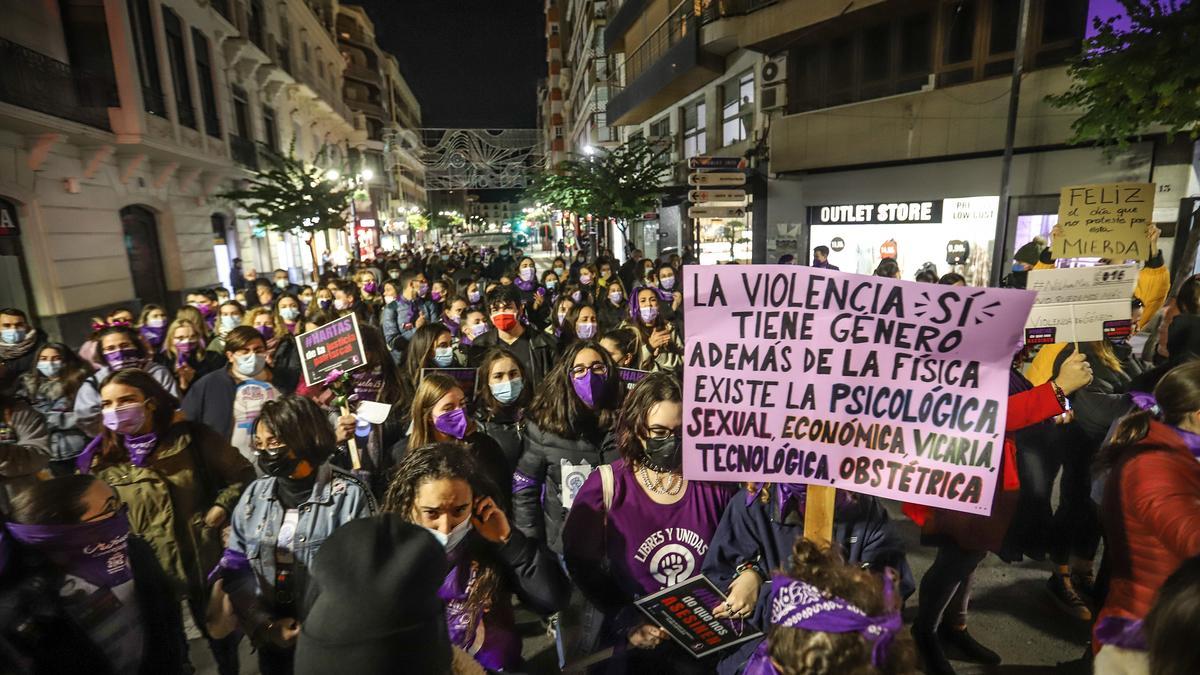 Orihuela conmemora el 25N contra la violencia de género con una marcha reivindicativa