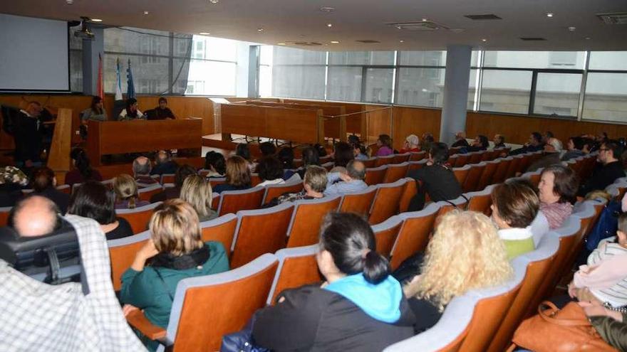 La charla informativa se celebró ayer por la tarde en el salón de plenos. // G.Núñez