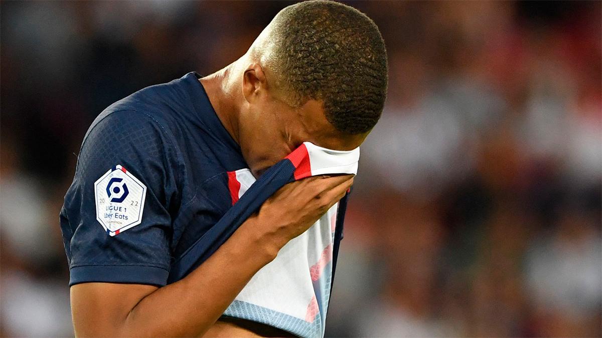 Mbappé se lamenta tras fallar un penalti ante el Motpellier