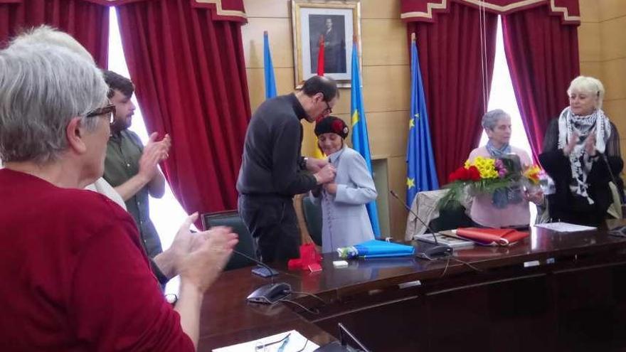 Jesús Sánchez, imponiendo la insignia de plata de Langreo a Ángeles Fernández, ayer, en el Ayuntamiento.