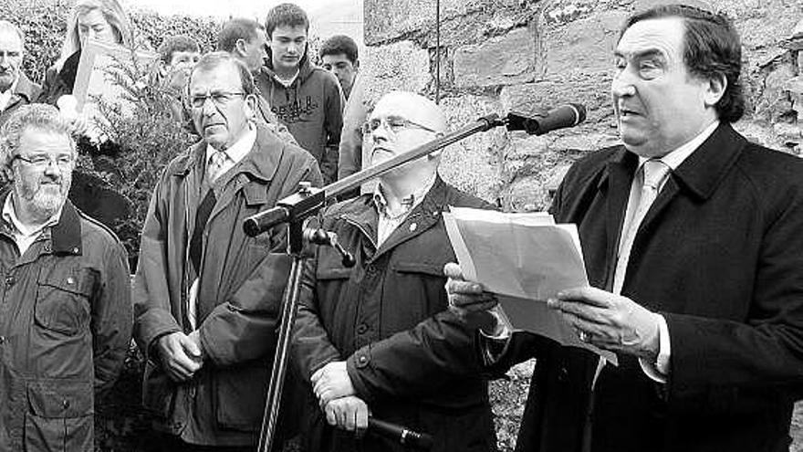 Graciano García, dirigiéndose a los vecinos de Santibáñez, ayer, en las fiestas de San Blas.