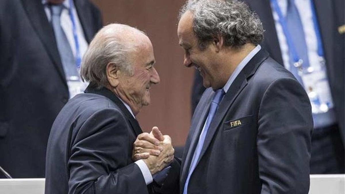 Blatter y Platini, sancionados provisionalmente