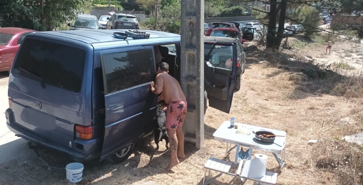 La policía ha constatado que algunos utilizan las playas como su comedor privado, siendo la de As Pipas una de las más perjudicadas por la abundancia de autocaravanas. Algunos instalan las mesas en las que desayunan, almuerzan y cenan. Otros no dudan en dejar que sus perros también invadan la playa, aunque esté prohibido.