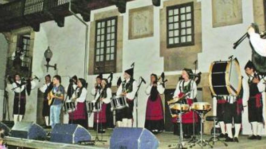 La Banda de Gaitas de Villaviciosa, actuando en el Ancho.