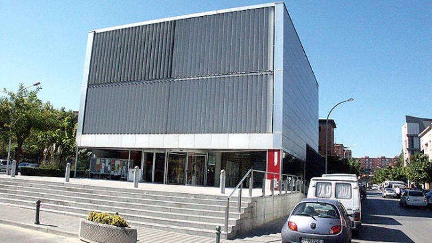 L&#039;actual biblioteca comarcal Fages de Climent es troba ubicada a la plaça del Sol.