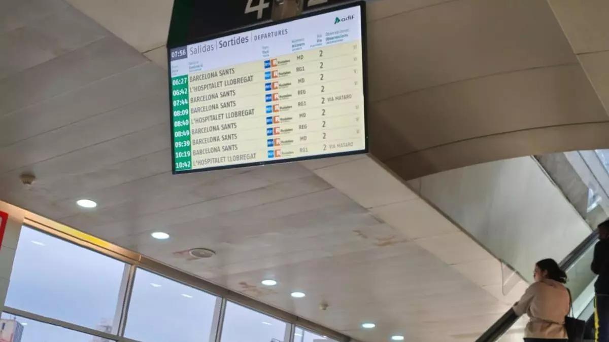 Un panel informativo esta mañana en la estación de Girona