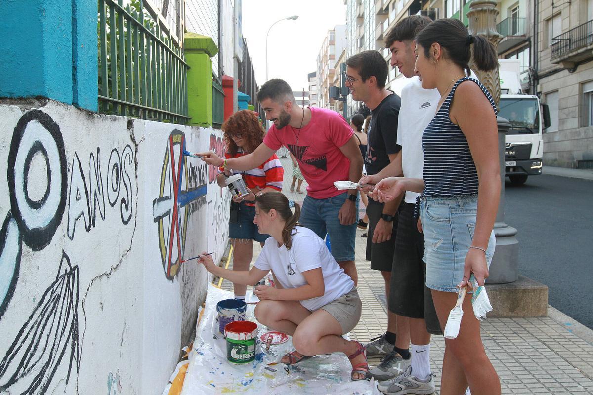 Los voluntarios pintando el mural en Saénz Díez.