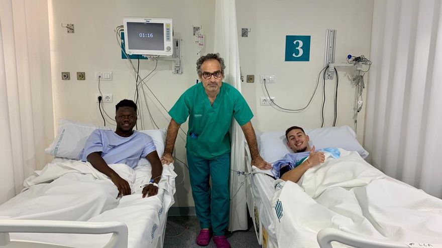 El doctor Silvio Villascusa, junto a los jugadores del FC Cartagena B Djaka y Kevin Laosa