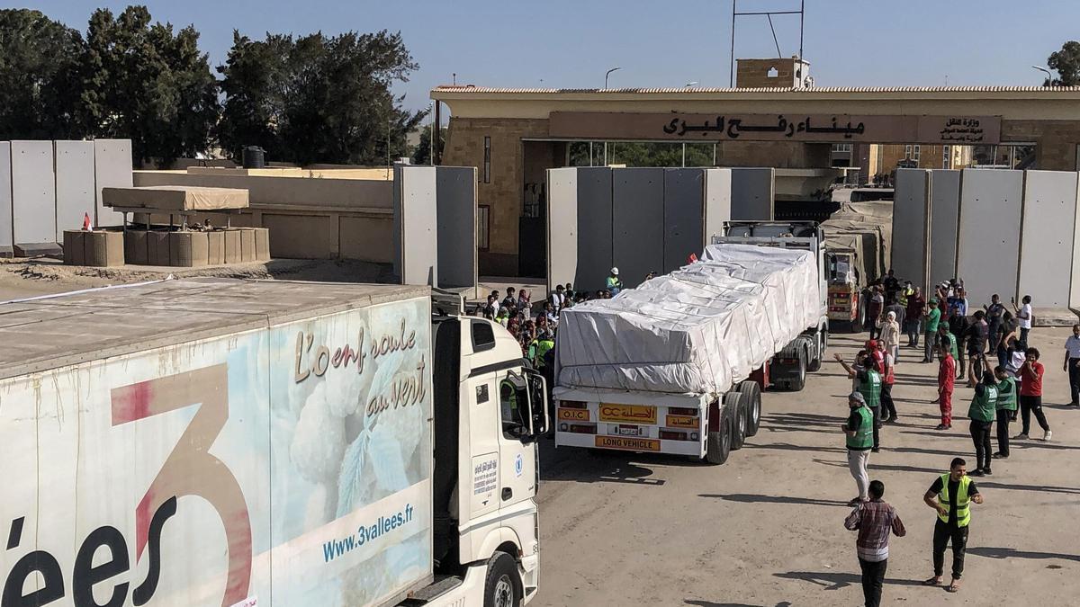 Camiones con ayuda humanitaria cruzan el paso de Rafah para entrar en Gaza.