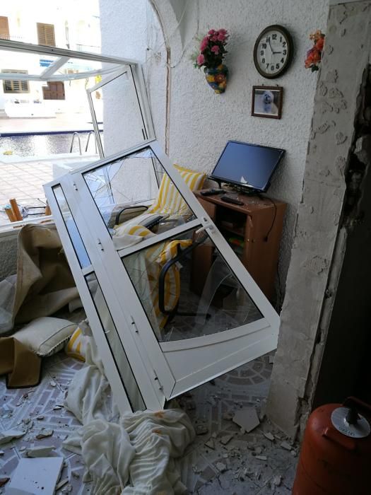 Imagen de los daños por la explosión y el perro rescatado por los bomberos