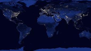 La Terra a la nit, en un conjunt de fotos acoblades capturades pel satèl·lit nord-americà ’Suomi NPP’.