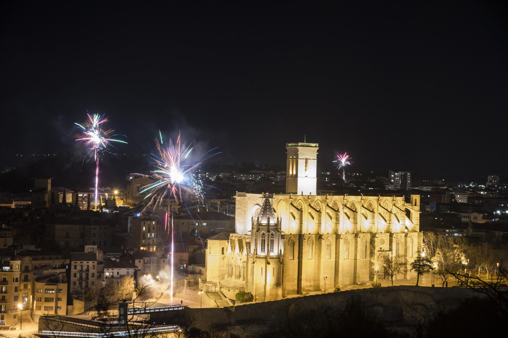 Dotze castells de focs tanquen la Llum 2022