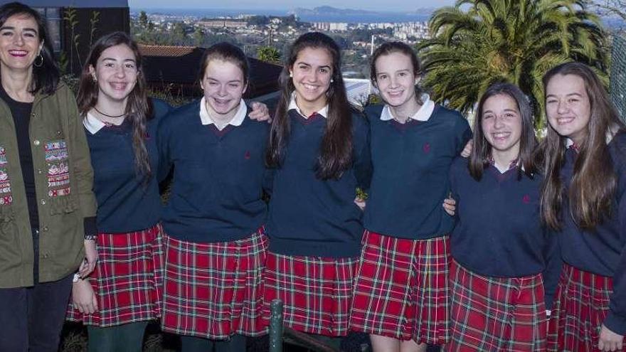 De izq. a dcha., la profesora Mariluz Álvarez-Buylla y sus alumnas Lucía Villamarín, Marie Liesse Chapel, Patricia Encinas, Teresa Álvarez, Carmen Pérez y Sabela Vázquez. // Cristina Graña