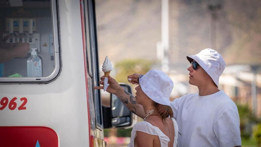 Canarias se enfrenta a un episodio de calor veraniego exprés en plena primavera