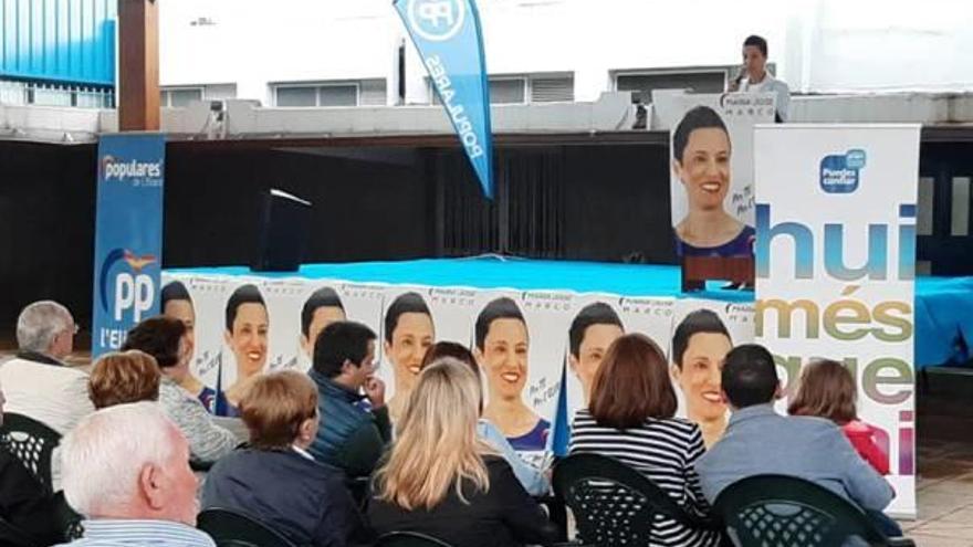 La candidata a alcaldesa del PP en l&#039;Eliana, María José Marco, ante sus vecinos.