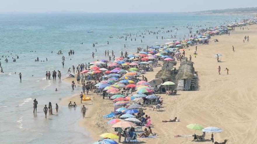 Bañistas y turistas en la playa de Arenales del Sol durante la campaña estival de 2018.