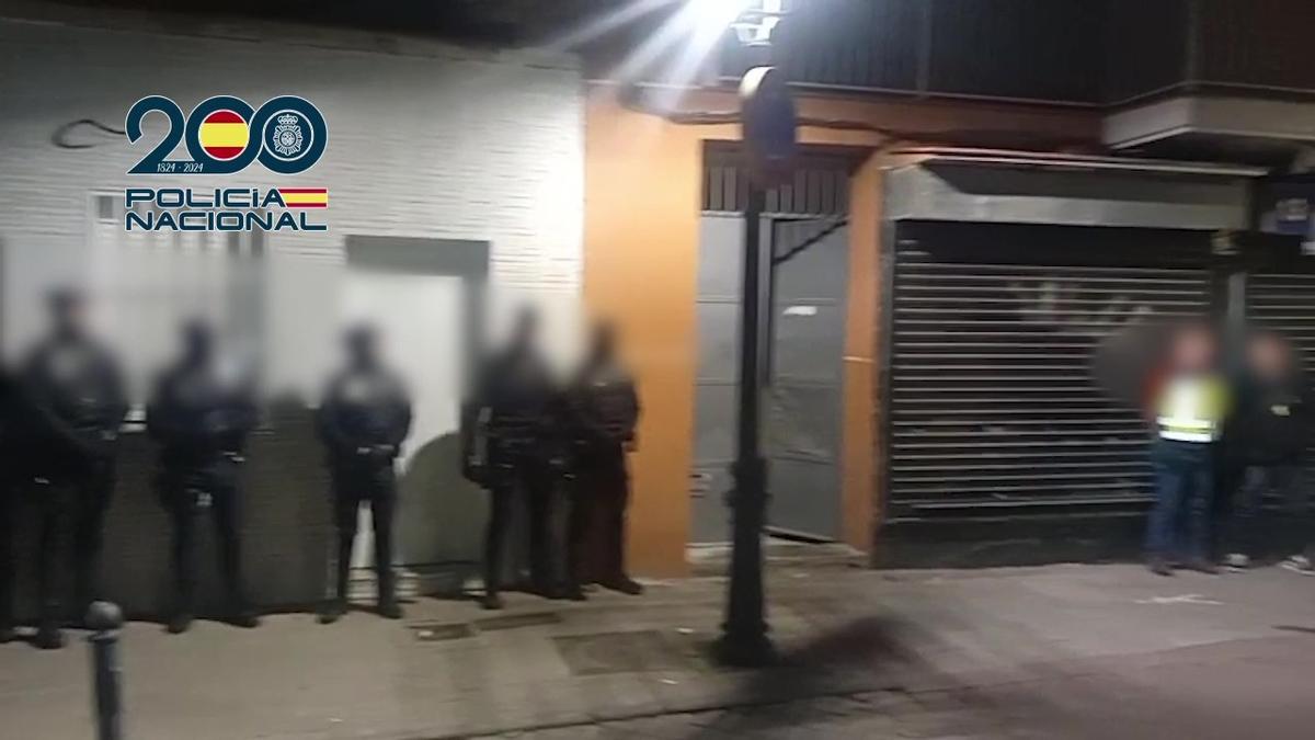 Agentes preparados para registrar uno de los locales clausurados.