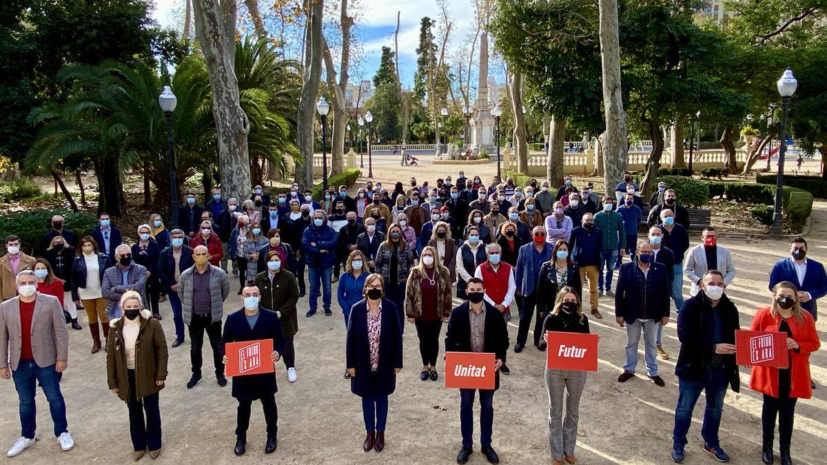 Samuel Falomir y otros representantes del PSPV posan con la militancia en el parque Ribalta.