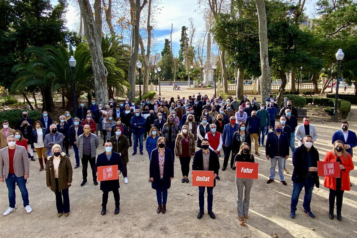 Samuel Falomir y otros representantes del PSPV posan con la militancia en el parque Ribalta.