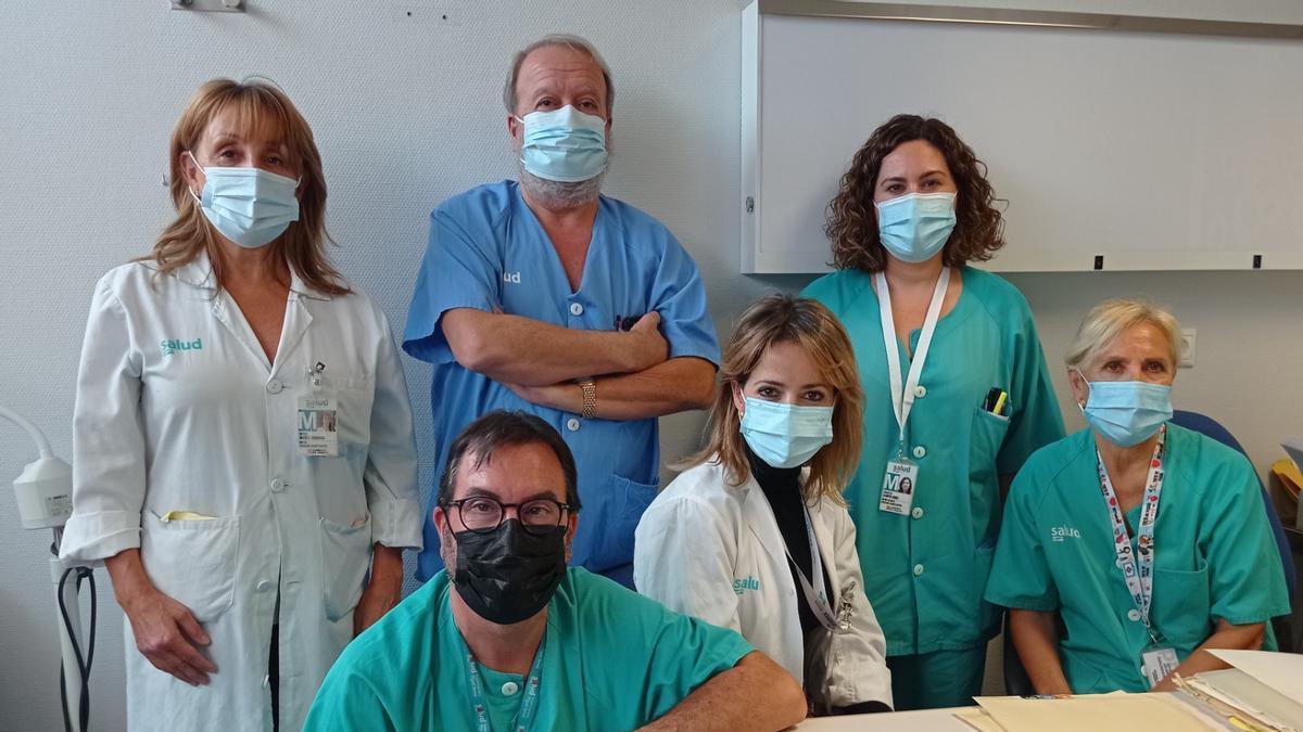 En la imagen, los doctores Reyes Ibáñez (Oncología radioterápica), Antonio Antón (Oncología médica); Arantxa Campos (Oncología radioterápica) y, en primera fila, Ernesto Hernández (Cirugía General) y Patricia Rucio e Isabel Vicente (Ginecología), en representación de todos los facultativos que intervienen en este proceso.