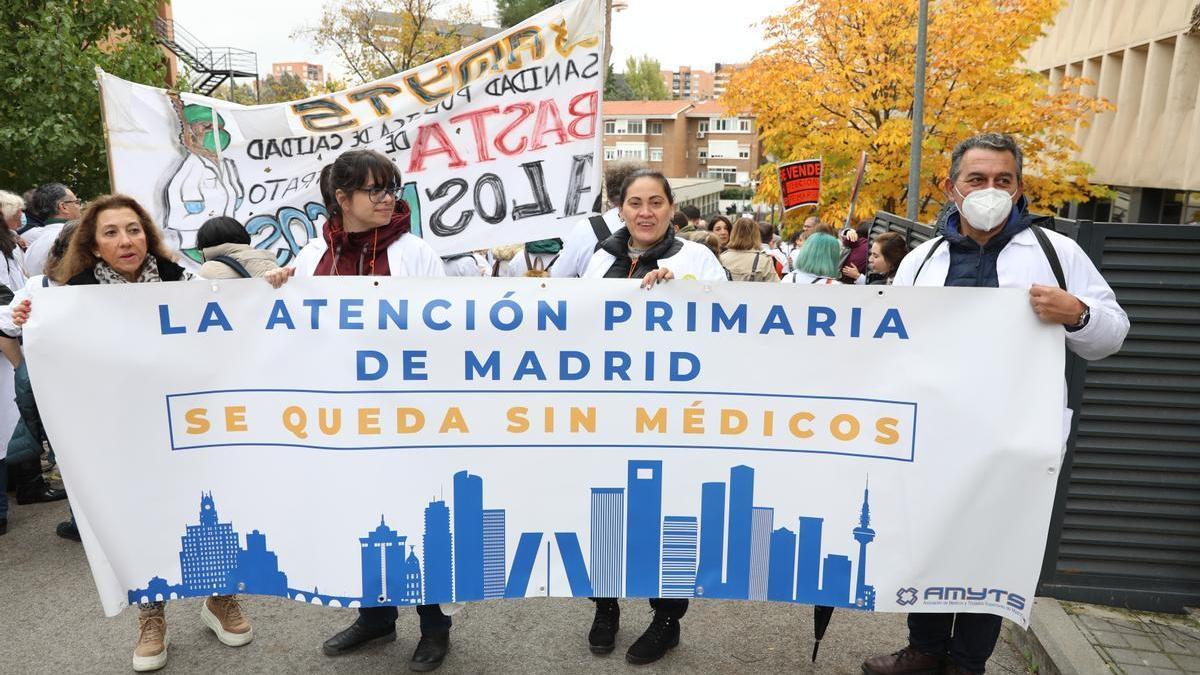 Varios médicos durante la concentración organizada por el sindicato Amyts, frente a Gerencia de Atención Primaria de la Consejería de Sanidad en Madrid.