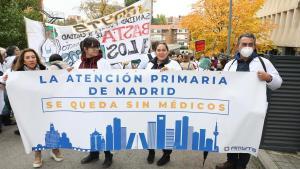 Varios médicos durante la concentración organizada por el sindicato Amyts frente a Gerencia de Atención Primaria de la Consejería de Sanidad en Madrid.