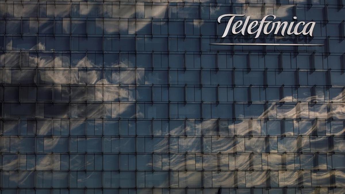 La fachada del cuartel general de Telefónica en Madrid