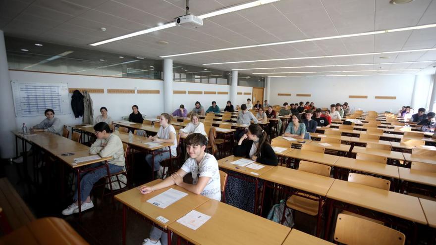 Alumnado, durante un examen de la ABAU, en el campus de Elviña, en A Coruña.  | // CASTELEIRO/ROLLER AGENCIA