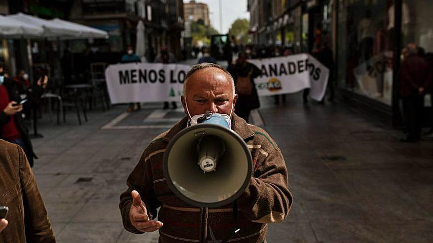 José Manuel Soto encabeza la marcha con un megáfono. | Emilio Fraile