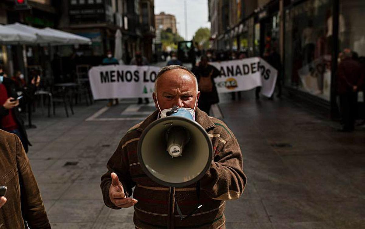 José Manuel Soto encabeza la marcha con un megáfono. | Emilio Fraile
