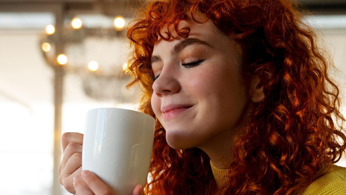 Una joven se dispone a tomar un buen café.