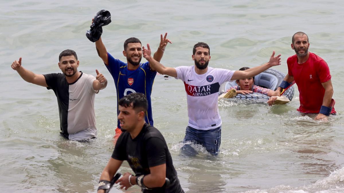 Migrantes que han pasado la frontera y han llegado a Ceuta a nado