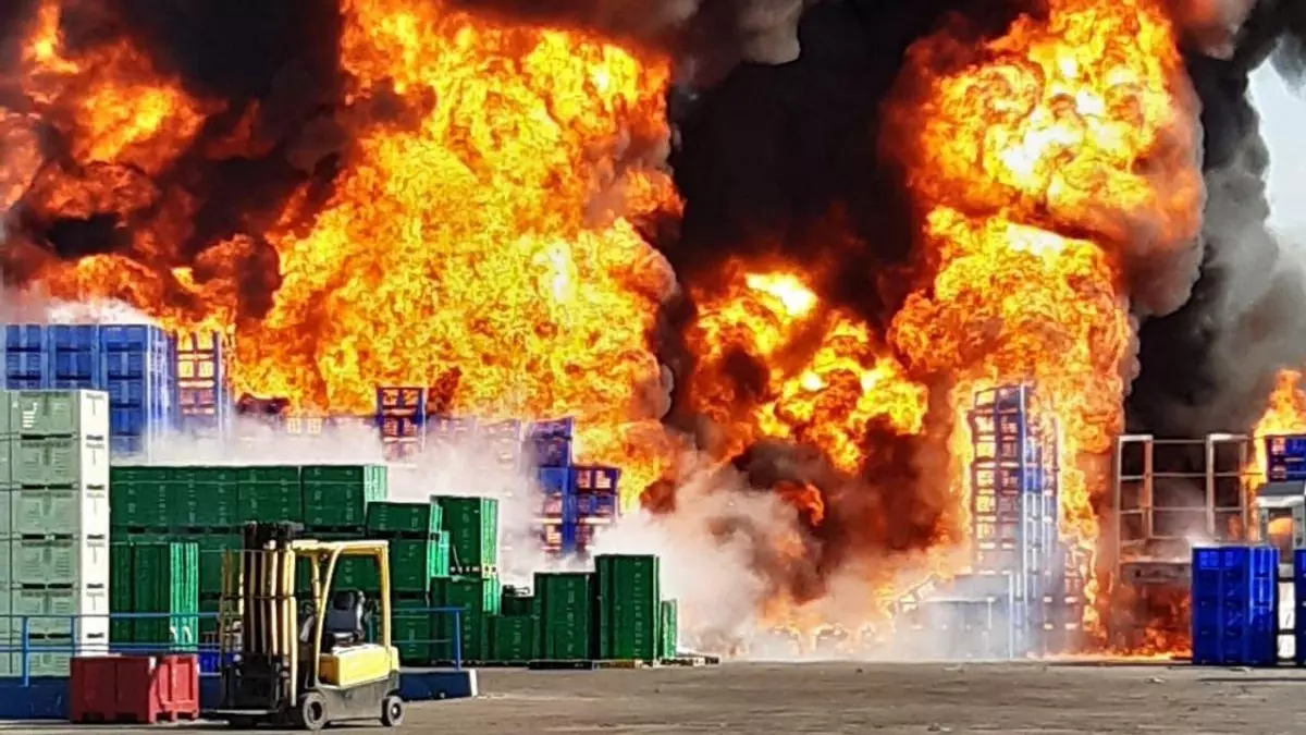 Aparatoso incendio en una central hortofrutícola entre Calamonte y Arroyo de San Serván