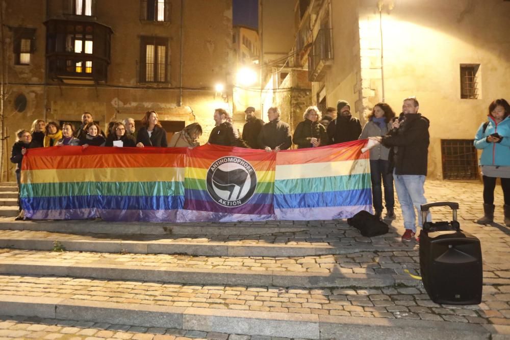 Concentració a la plaça del Pallol per l''atac a l''espai LGTBI de Girona