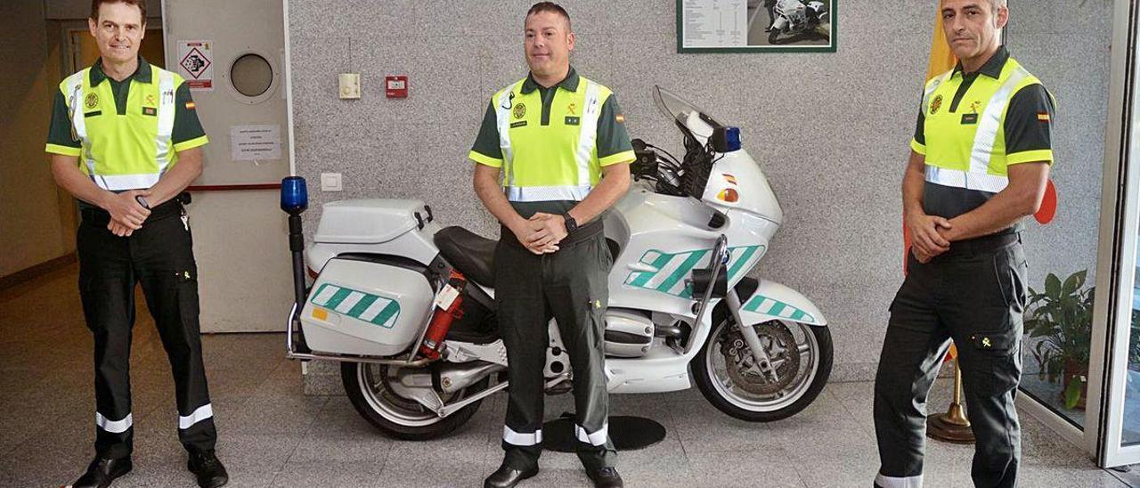 El sargento de la Guardia Civil Jorge García Yáñez (izq.), en la Comandancia de Pontevedra junto al teniente Juan José López Castro y el cabo Javier Manuel Fernández Castro. // R. Vázquez