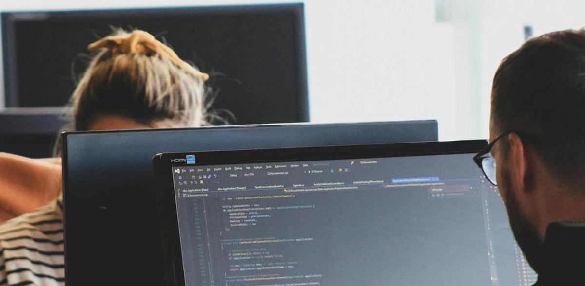 Trabajadores informáticos realizan tareas de programación en una empresa tecnológica. | Unsplash