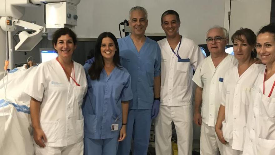 De izquierda a derecha: Junkal Montoto (auxiliar de Digestivo,) Silvia Palau (Enfermera de UCI), Eduardo Escudero (médico de UCI), Juan Antonio Luucero (médico de Digestivo), Carlos Dolz (jefe de Digestivo de Son Llàtzer), Mar Tomé (Técnico de Rayos) y Mª José Alcolea (enfermera de Digestivo)