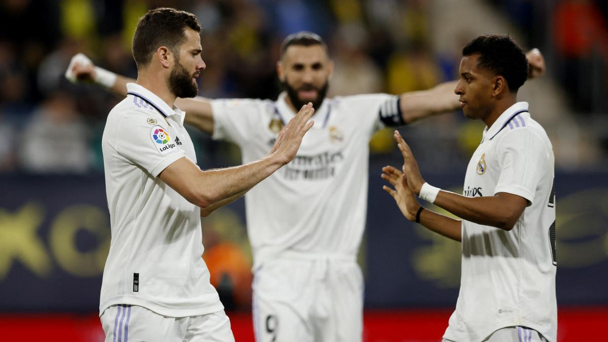Nacho y Rodrygo celebran  el gol del central con Benzema a su espalda.