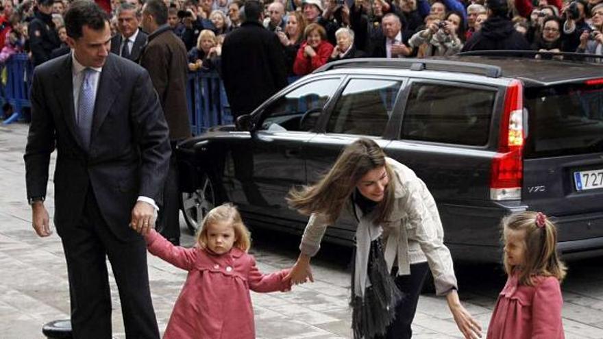 Don Felipe y doña Letizia, junto a las infantas Leonor y Sofía. / efe