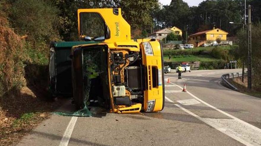 Dos heridos al volcar un tráiler en Zamáns, Vigo