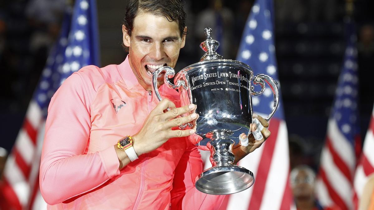 Rafa Nadal posa con el trofeo de campeón del Abierto de EEUU.