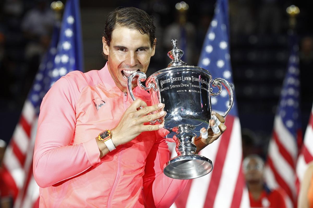 -FOTODELDIA- epa06197247 Rafael Nadal of Spain celebrates with the championship trophy after defeating Kevin Anderson of South Africa to win the US Open Tennis Championships men’s final round match at the USTA National Tennis Center in Flushing Meadows, New York, USA, 10 September 2017. The US Open runs through September 10. EFE/JUSTIN LANE *** Local Caption *** 53000073