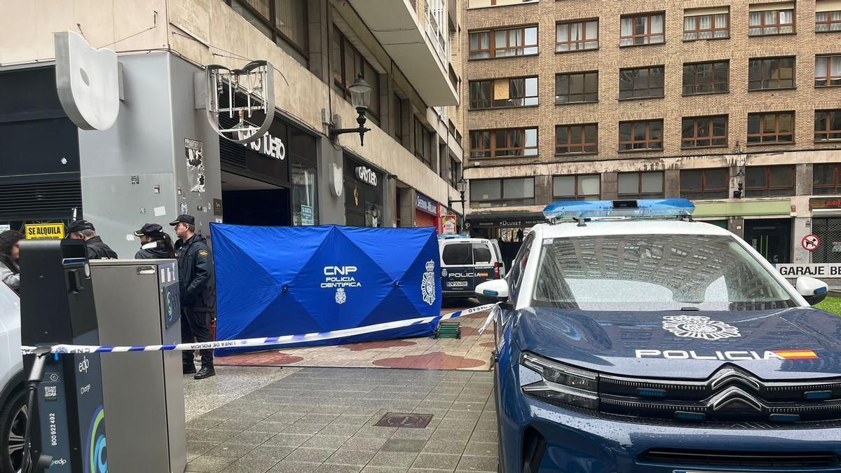 Hallan muerto en el centro de Gijón a un hombre con signos de violencia