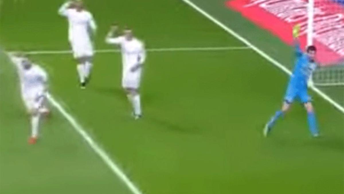 Cristiano y Bale levantan las manos en el gol de Benzema