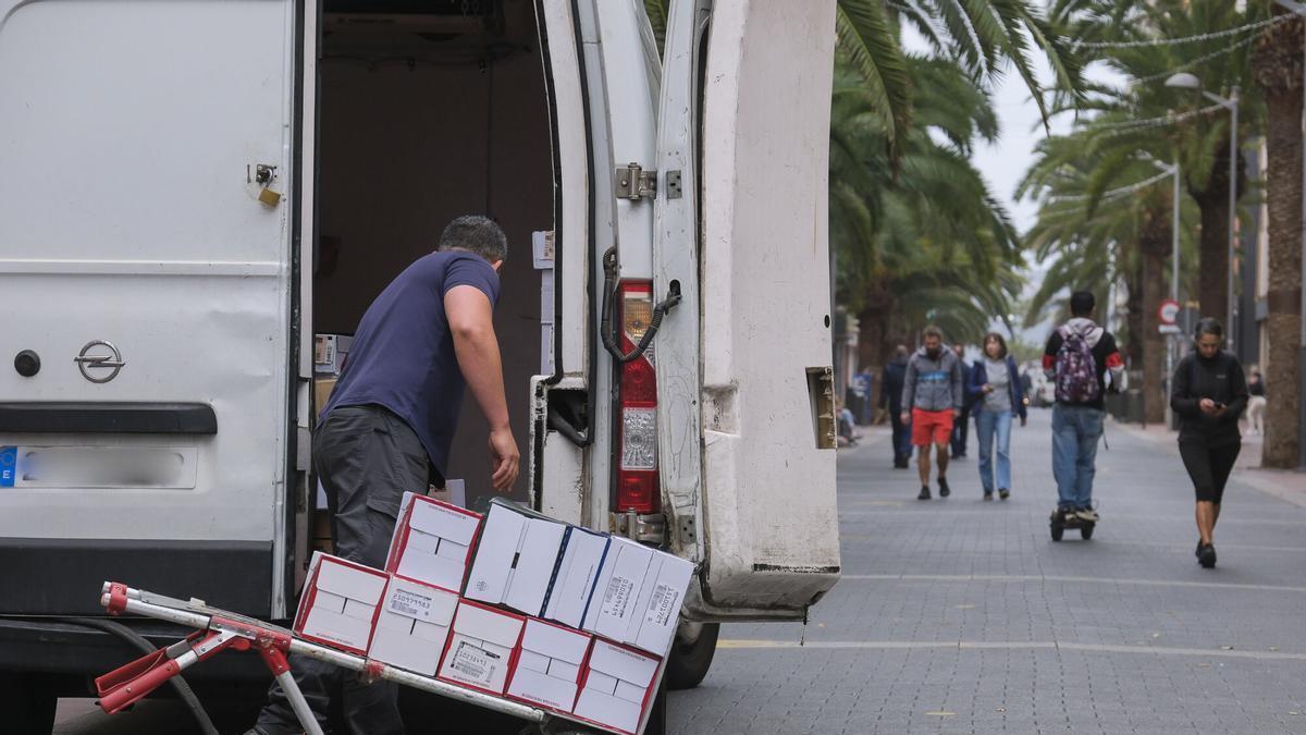 Distribuidores de mercancías en un carga y descarga.